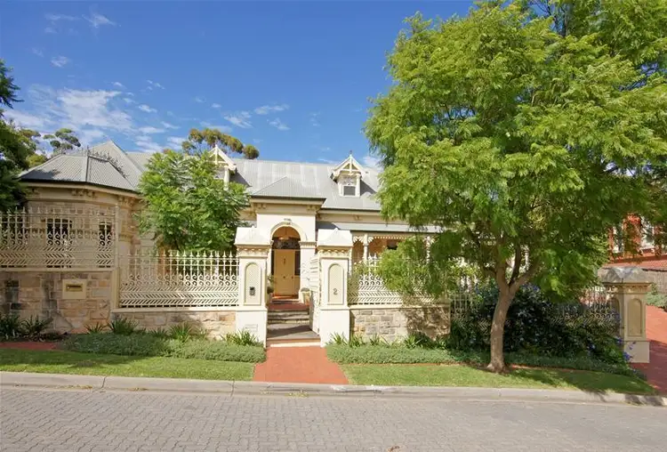2 Olde Coach Lane, Glen Osmond SA 5064