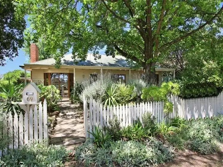 69 Hennessey Street, Tocumwal NSW 2714