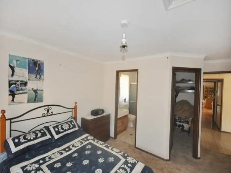 Sixth view of Homely house listing, 8 Amsterdam Crescent, Wagga Wagga NSW 2650
