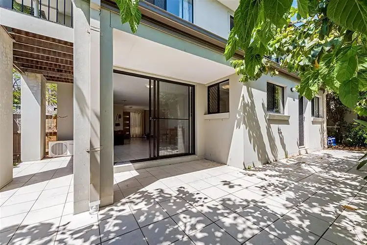 1/9 Government Road, Labrador QLD 4215