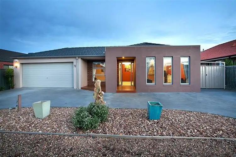 18 Southbank Walk, Taylors Hill VIC 3037