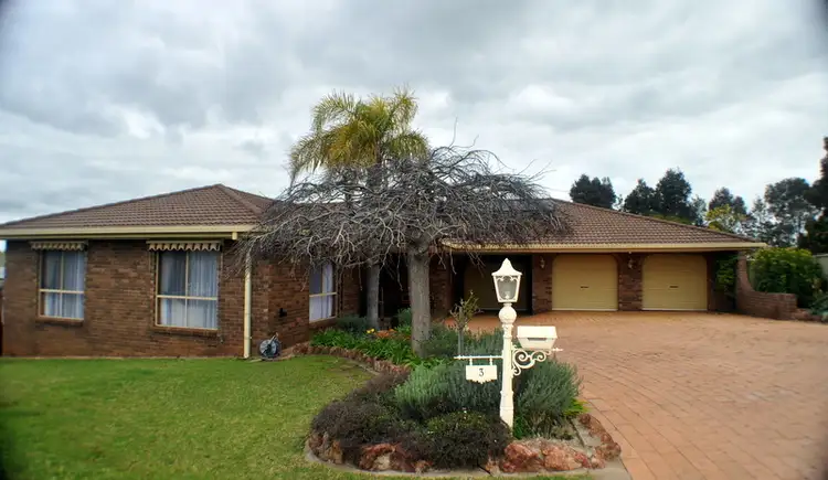 3 Anderson Ave, Young NSW 2594