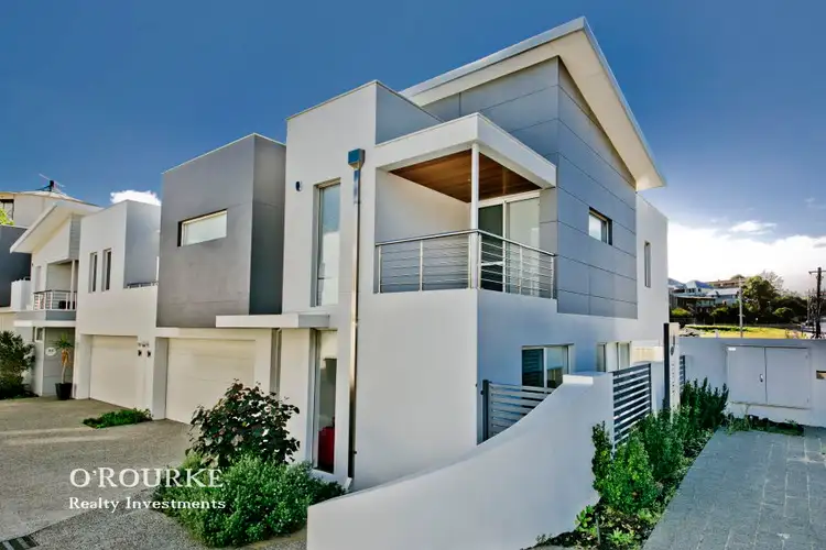 8 a Pearl Parade, Scarborough WA 6019