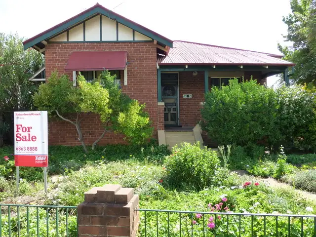 52 Orange Street, Parkes NSW 2870
