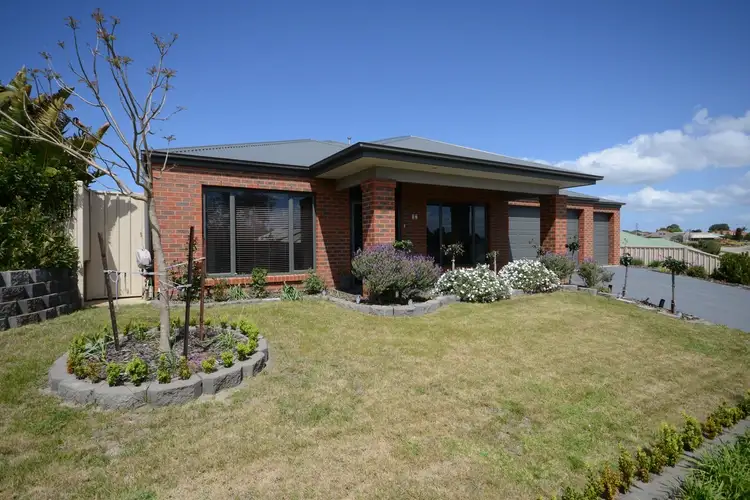 16 LORIMER DRIVE, Eastwood VIC 3875
