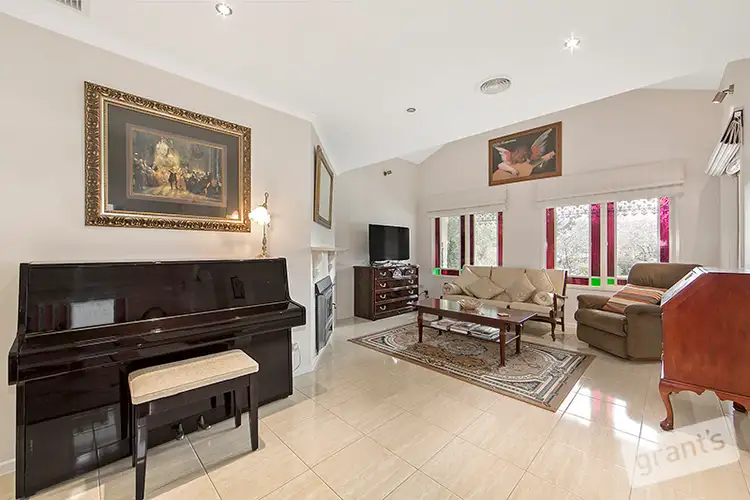 Fifth view of Homely house listing, 2 Adelaide Close, Berwick VIC 3806
