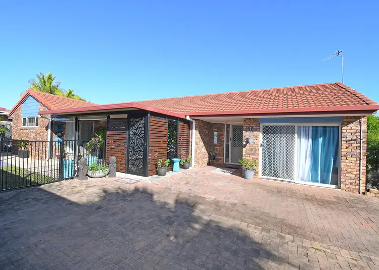 4 Woodland Close, Torquay QLD 4655