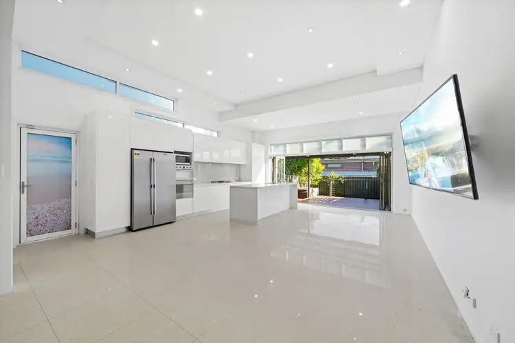 8 Commercial Road