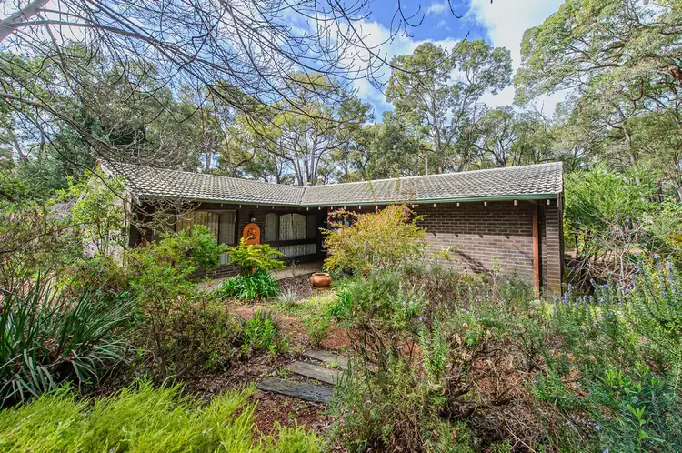 8 Adair Road, Mundaring WA 6073