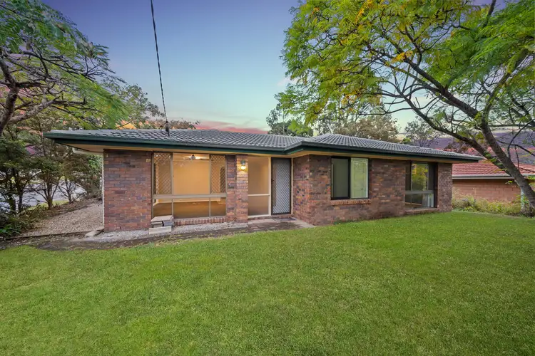 26 Pine Street, Hillcrest QLD 4118