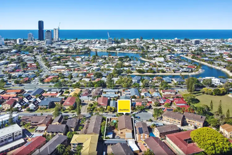 2/9 Christina Court, Mermaid Waters QLD 4218