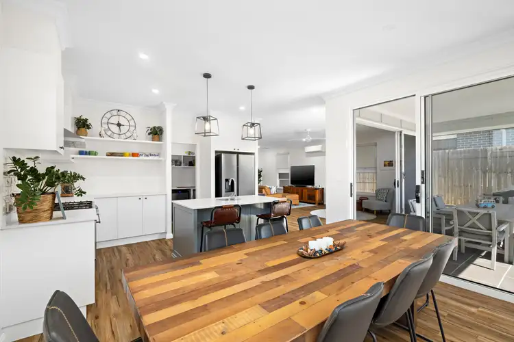 2 Avoca Place, Redland Bay QLD 4165