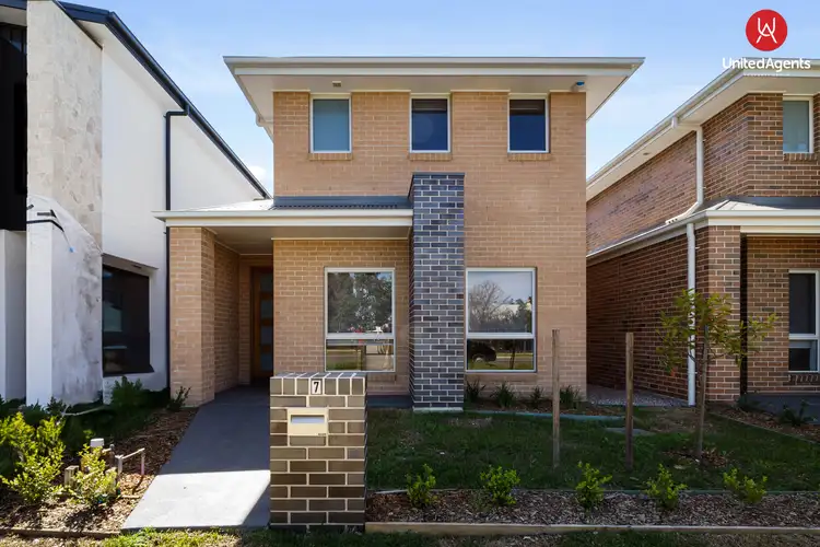35 Southern Cross Drive, Middleton Grange NSW 2171
