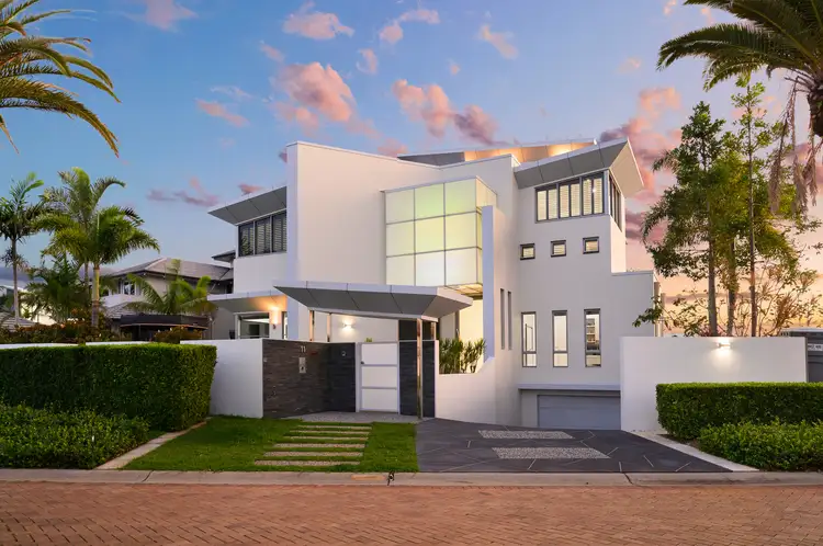 11 Knightsbridge Parade East, Sovereign Islands QLD 4216