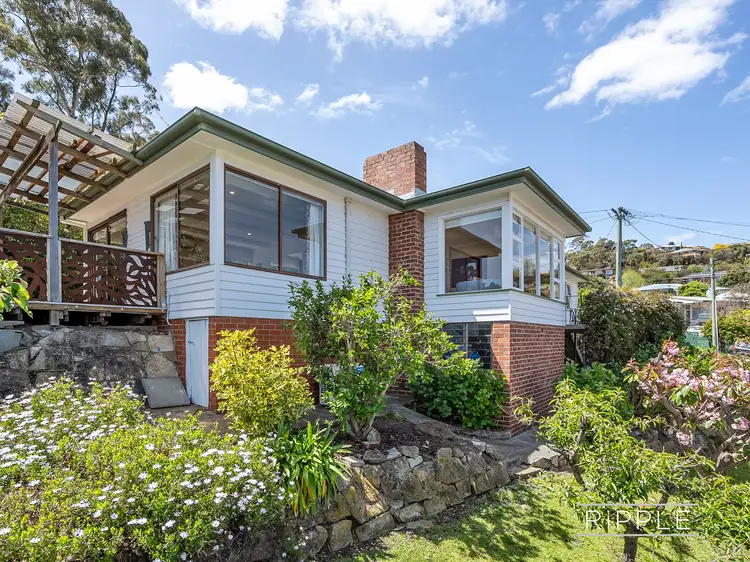 93 Malunna Road, Lindisfarne TAS 7015