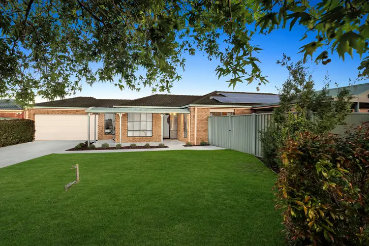 17 Oak Post Place, Cranbourne East VIC 3977