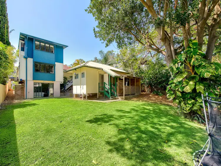 327 Simpsons Rd, Bardon QLD 4065