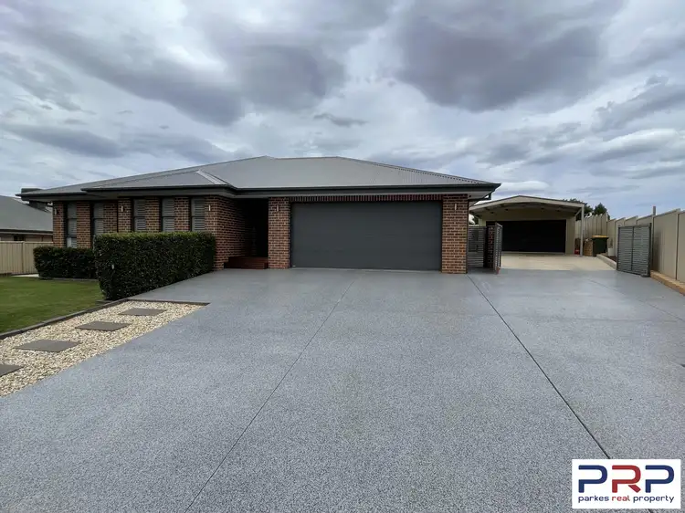 11 Cedar Crescent, Parkes NSW 2870