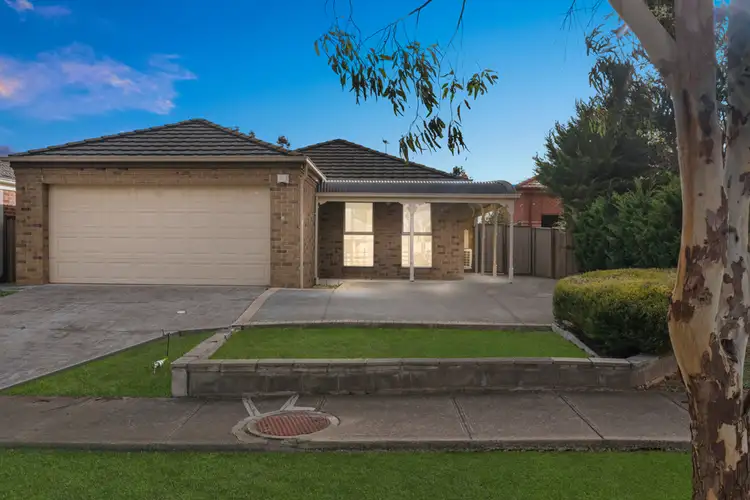 14 Deakin Grove