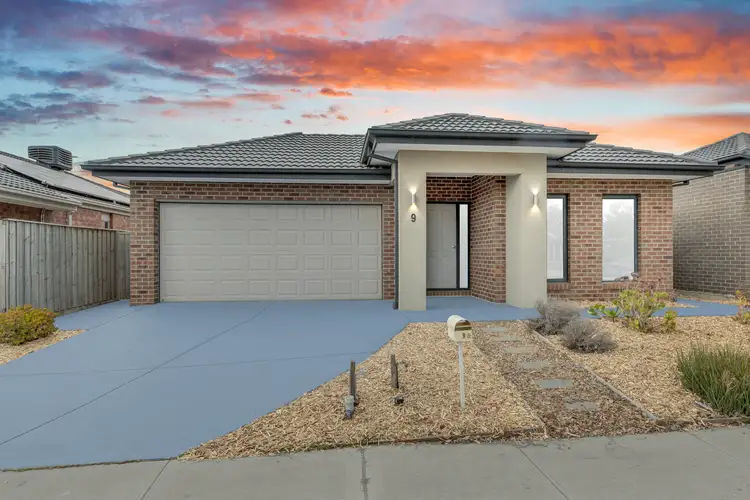9 Edwin Close, Manor Lakes VIC 3024