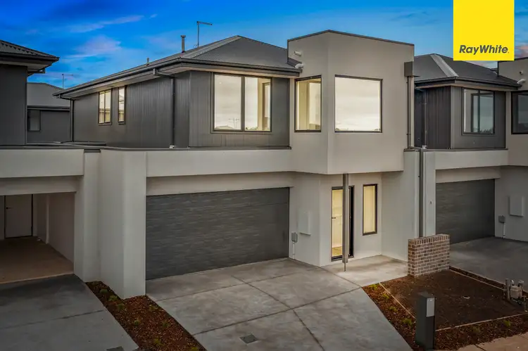 2/1 Greenpoint Drive, Rockbank VIC 3335