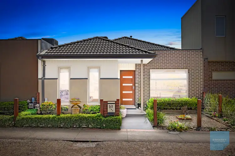 3/2 Great Barr Crescent, Caroline Springs VIC 3023
