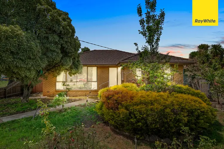 16 Richard Road, Melton South VIC 3338