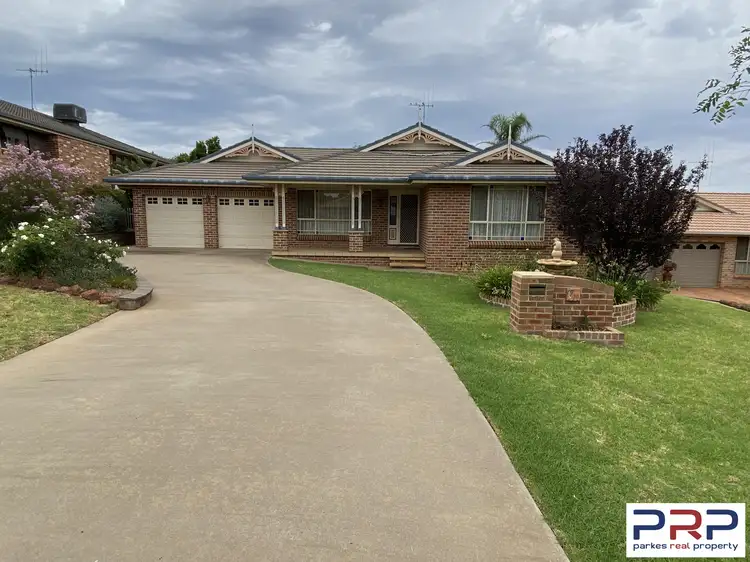 16 Glenburnie Close, Parkes NSW 2870