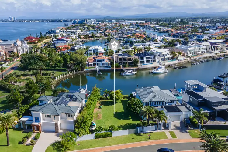 4 Regents Court, Sovereign Islands QLD 4216