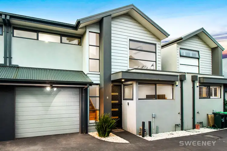 2/14 Collins Avenue, Altona North VIC 3025