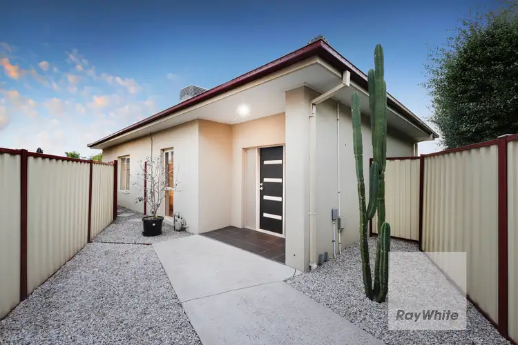 2/114 Lenoak Street, Gladstone Park VIC 3043