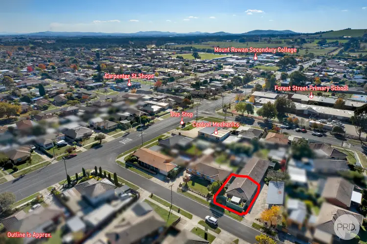 1/2 Evelyn Street, Wendouree VIC 3355