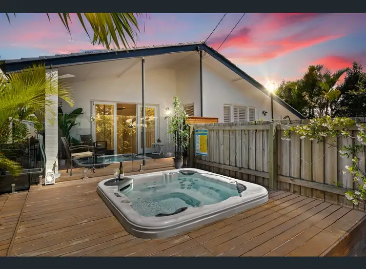 11 Seaville Avenue, Scarborough QLD 4020