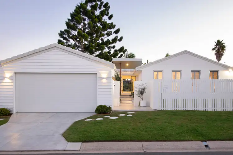 3 Wayfarer Avenue, Mermaid Waters QLD 4218