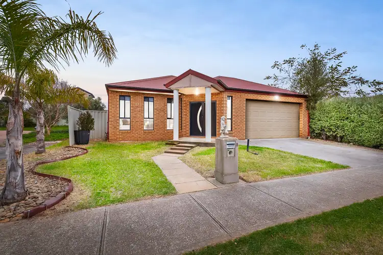 8 Parkside Close, Caroline Springs VIC 3023