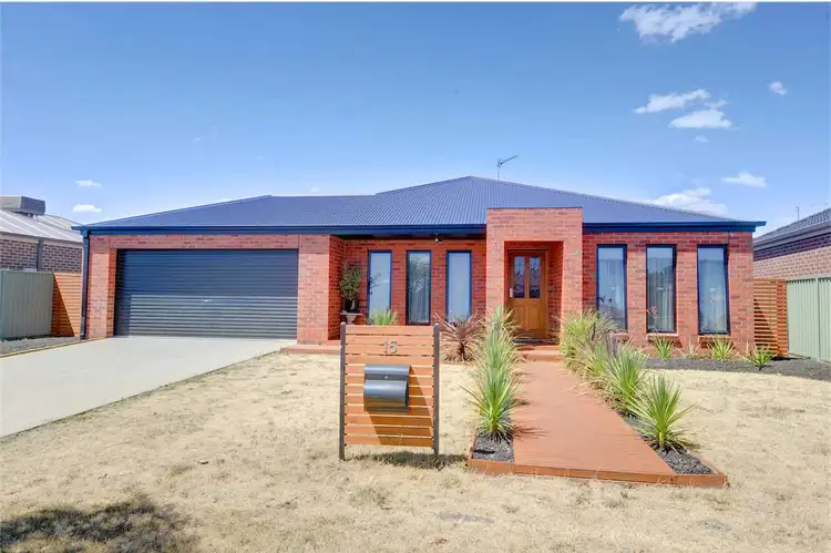 15 Lowry Crescent