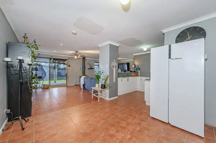 Seventh view of Homely house listing, 8 Kendal Court, Camillo WA 6111