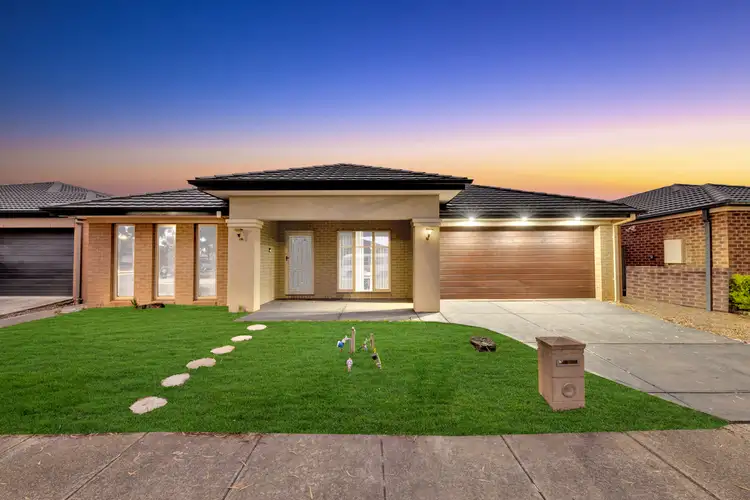 15 Finsbury Crescent, Manor Lakes VIC 3024