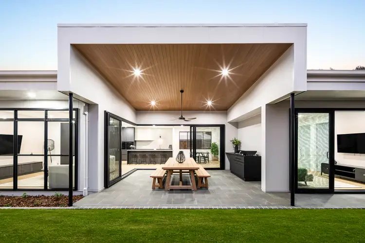 17 Ward Street, Middle Ridge QLD 4350