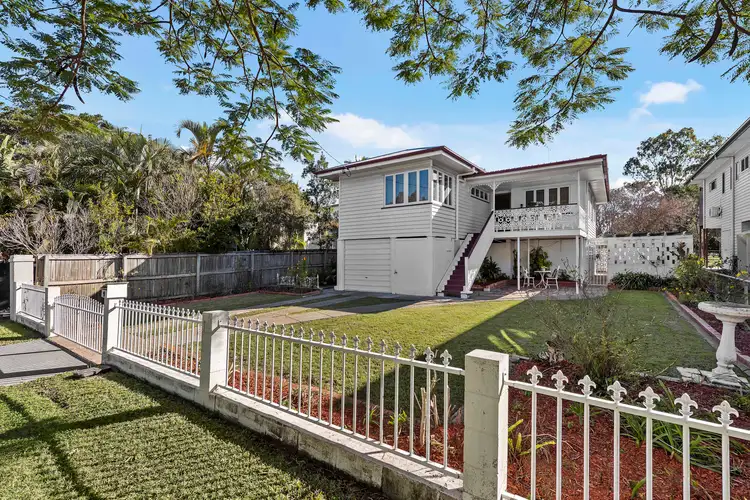 9 William Parade, Fairfield QLD 4103