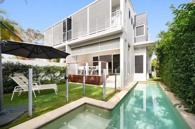2/5 Muscovey Avenue, Paradise Point QLD 4216