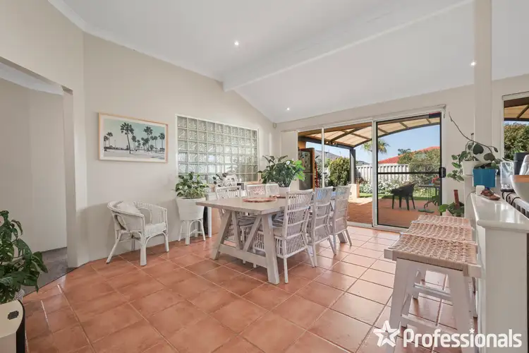 4 Hollyoak Place, Thornlie WA 6108