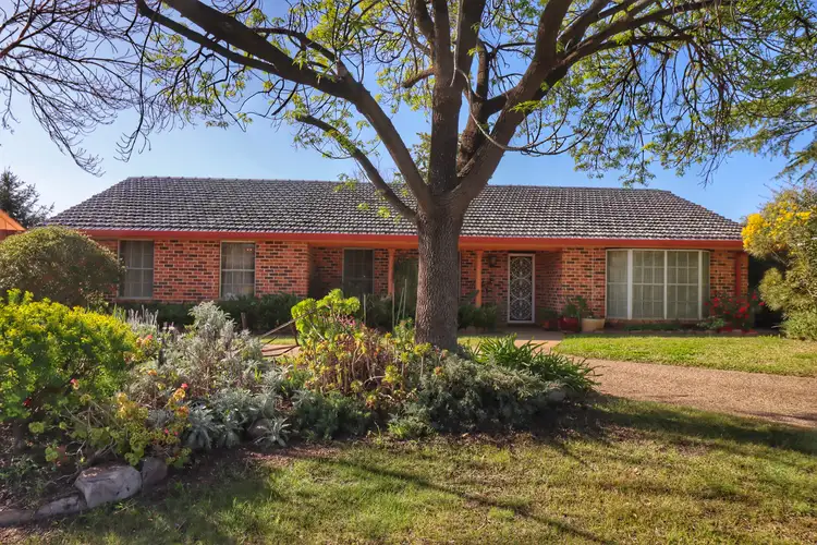 19 Taronga Drive, Cowra NSW 2794