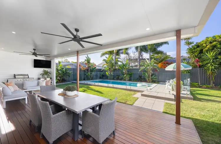 7 Blaxland Avenue, Paradise Point QLD 4216