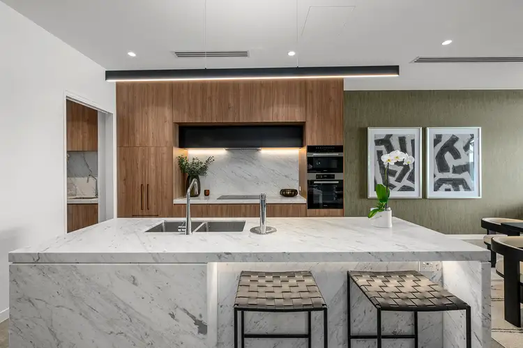 2/2 Marina Promenade, Paradise Point QLD 4216