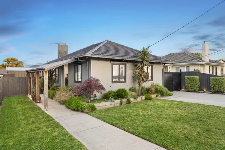 24 Deakin Crescent