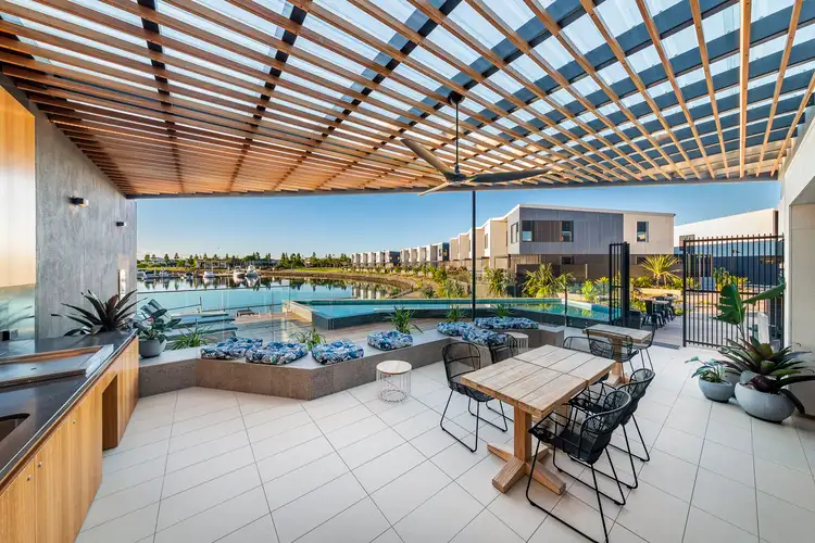 8 Mayfair Lane, Hope Island QLD 4212
