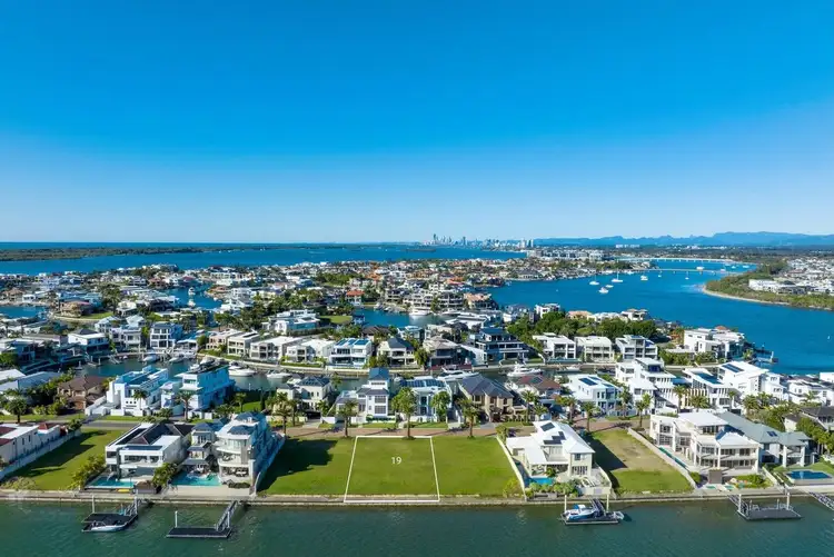 19 Knightsbridge Parade West, Sovereign Islands QLD 4216