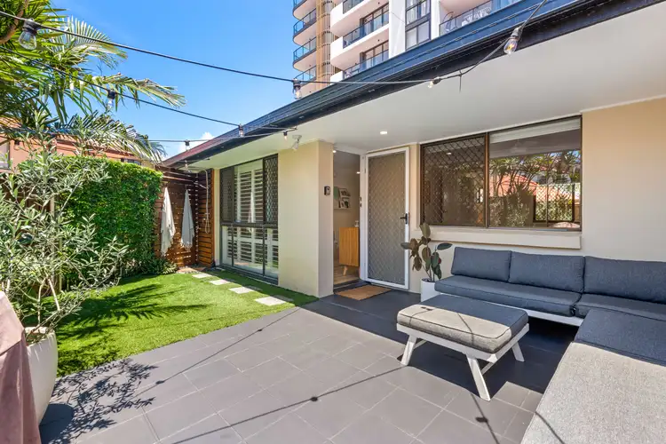 9/10 Twenty First Avenue, Palm Beach QLD 4221