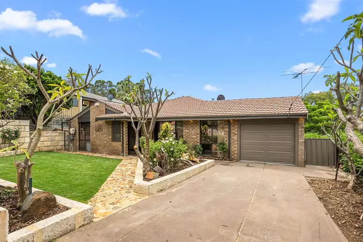 25 Carawatha Ave, Mount Nasura WA 6112